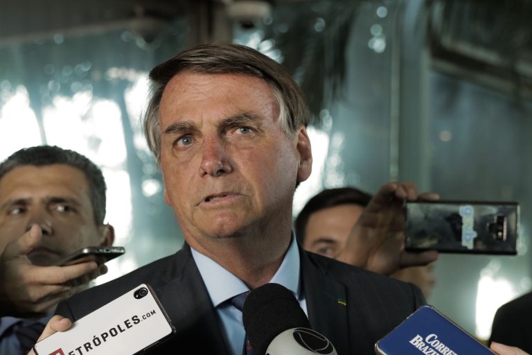 Bolsonaro eleva salário mínimo para R$ 1.045