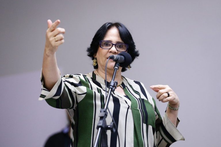 Damares cria comitê para promover liberdade religiosa