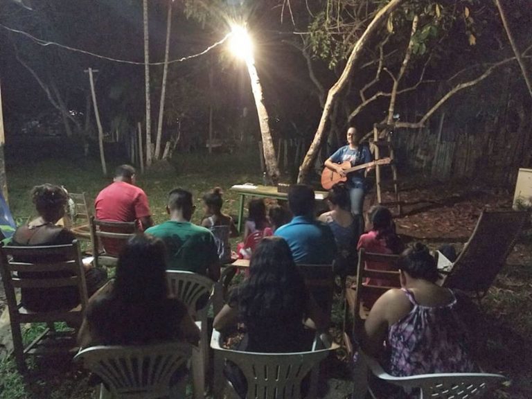 Missionários plantam igreja debaixo de árvore na Amazônia