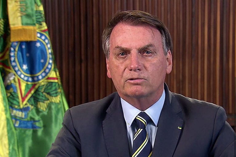 Bolsonaro define igrejas como atividades essenciais e libera funcionamento