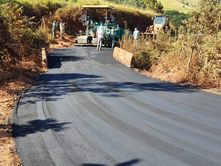 Prefeitura executa mais uma etapa do asfaltamento de morros rurais de Itabira