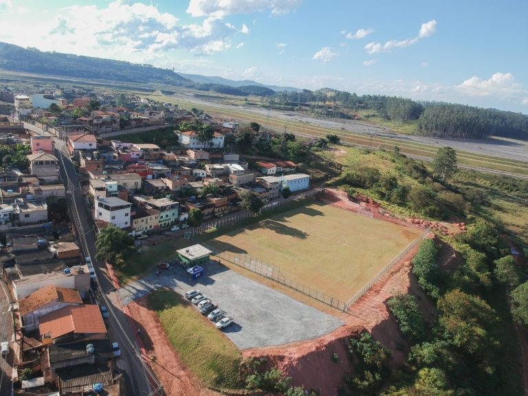 Neidson Freitas comemora a entrega campo de futebol aos moradores do Nova Vista