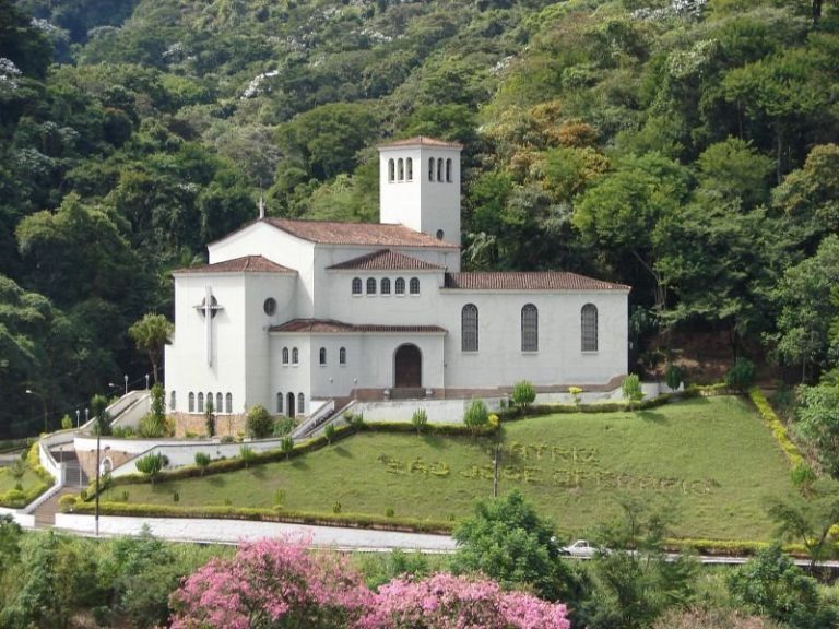 Prefeitura de Monlevade reabre igrejas