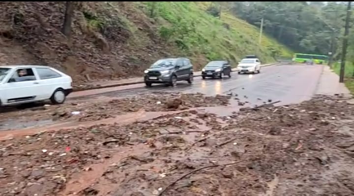 Trânsito parcialmente interditado na avenida João Soares da Silva