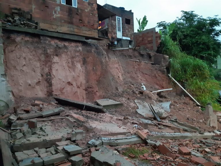 Família deixa residência no Bethânia por causa de chuvas