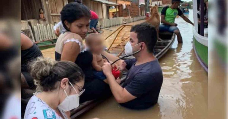 Médico atende bebê com pneumonia dentro da água e foto viraliza: herói!