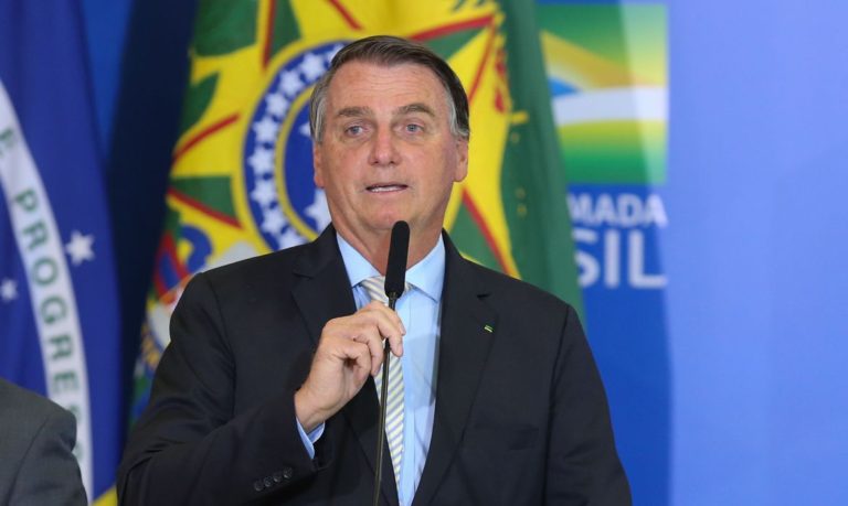 Bolsonaro zera PIS e Cofins do diesel e do gás de cozinha