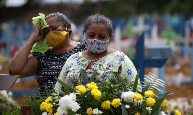 Mortes no Brasil somam mais de 257 mil e casos passam dos 10,6 milhões