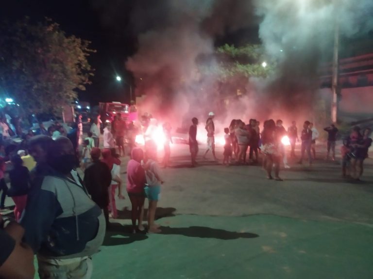 Moradores do Barreiro fecham a rodovia protestando por falta de água – representantes da prefeitura não comparece no local