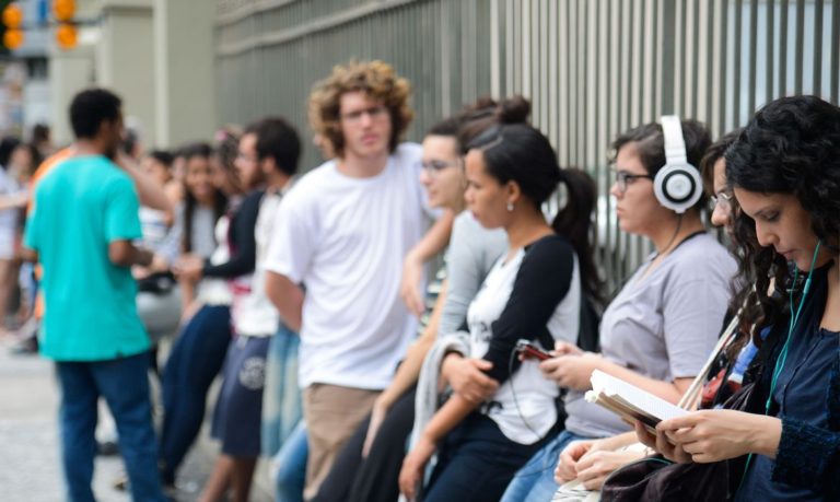 Perda de audição pode começar na juventude, dizem especialistas