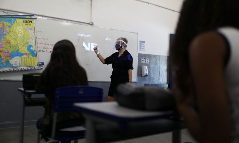 Mais 301 escolas municipais do Rio voltaram hoje às aulas presenciais