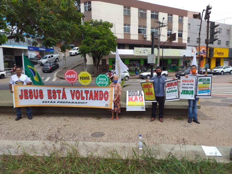 Igreja Deus é Amor realiza evangelismo em praça da região central de Itabira