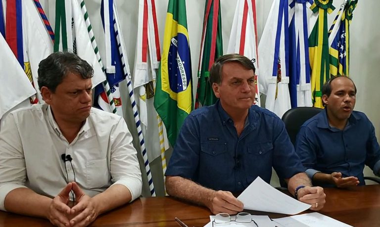 Bolsonaro negocia mudanças em projeto que muda ICMS sobre combustíveis Nova versão já foi apresentada ao presidente da Câmara