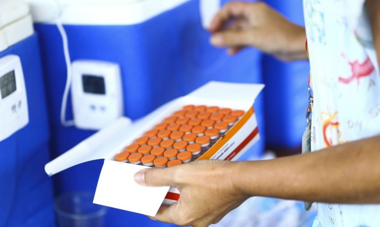 Estado distribui vacinas e amplia imunização para gestantes, mães que acabaram de dar à luz e pessoas com comorbidades