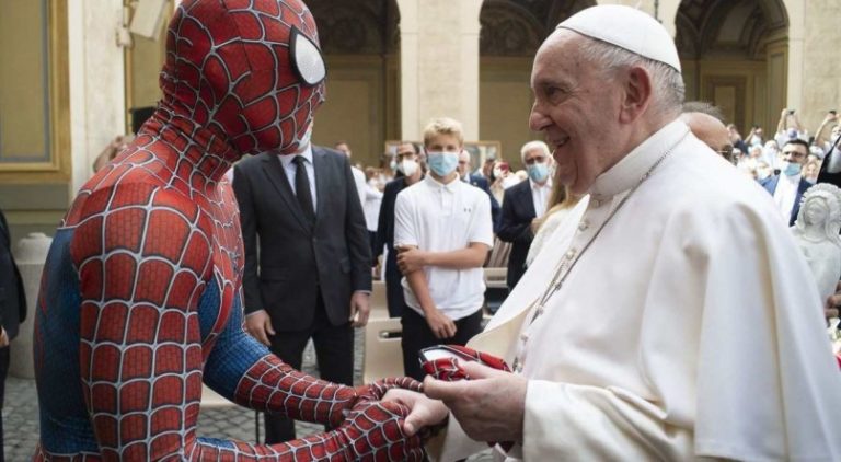 Papa Francisco recebe Homem-Aranha no Vaticano