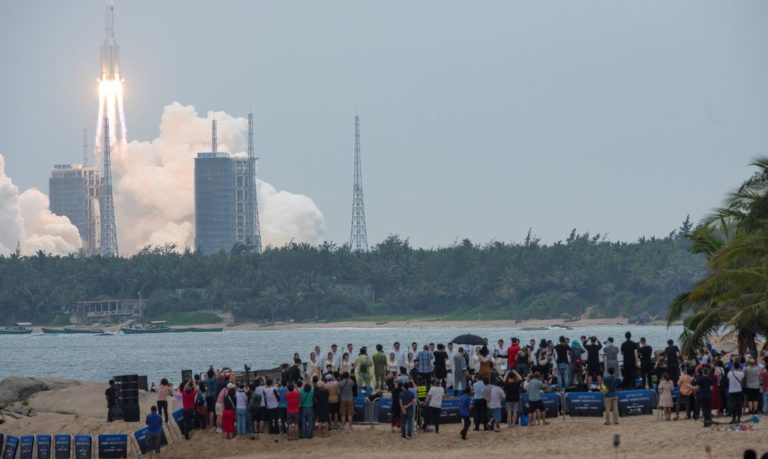 Nave chinesa com três astronautas se acopla à nova estação espacial