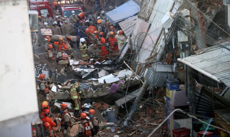 Prédio desaba no Rio e deixa feridos