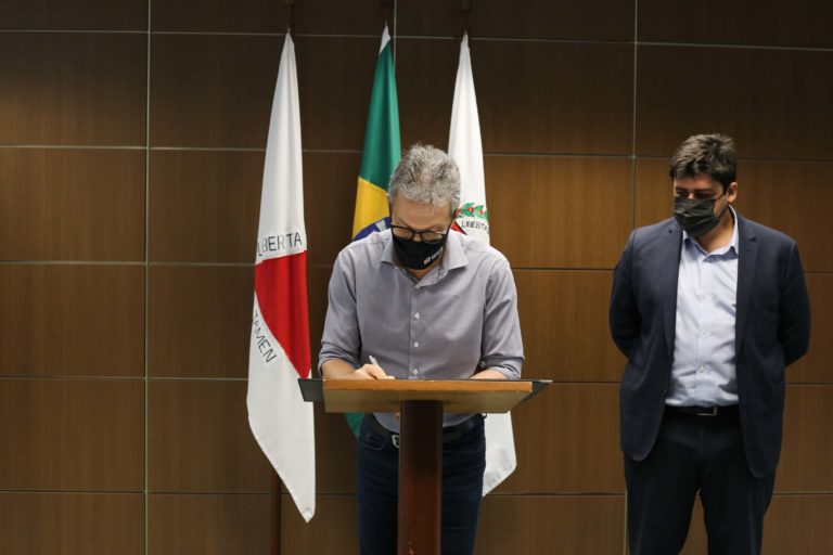 Romeu Zema assina decreto para atrair R$ 26,7 bi em investimentos no setor ferroviário