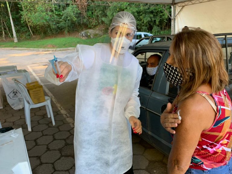 Itabira vacina rodoviários, ferroviários e pessoas acima de 53 anos