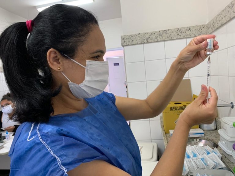 Itabira vacina grupos da educação, grávidas e puérperas sem comorbidades e pessoas com até 54 anos