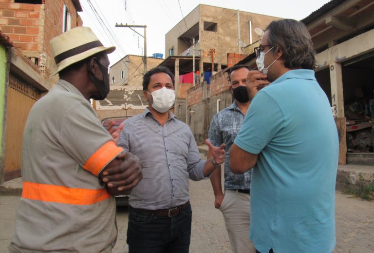 Prefeito percorre bairro Madre Maria de Jesus para colher demandas prioritárias