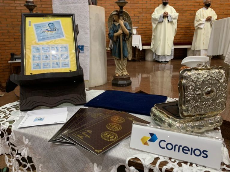 Selo postal em memória do centenário de Dom Mário é lançado em missa na Catedral