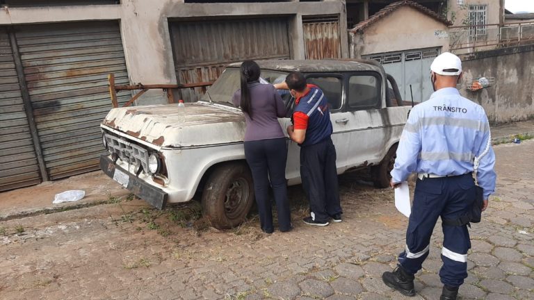 Transita, Posturas e Polícia Militar autuam 14 veículos com sinais de abandono em via pública