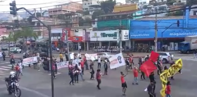 Manifestação contra presidente gera aglomeração e sujeira no centro da cidade