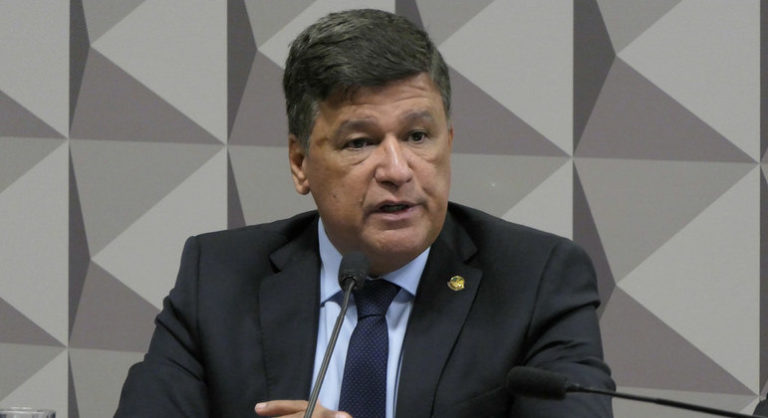 Após testar positivo para covid, senador Carlos Viana é internado