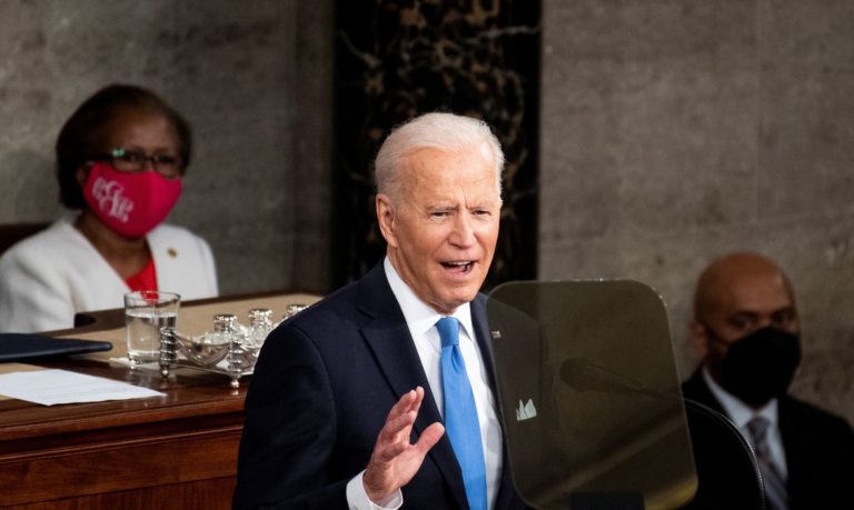 Biden faz apelo por vacinação; EUA não devem cumprir meta