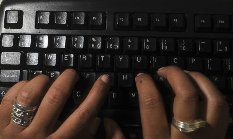 Manual ajuda empresas a atuarem contra fake news