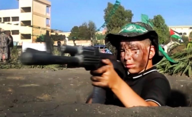 Acampamento de verão em Gaza treina crianças para serem terroristas
