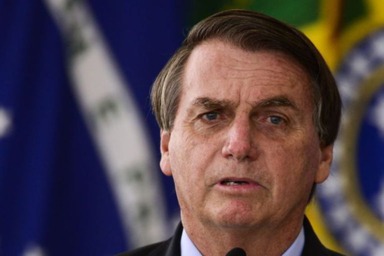 “Só Deus explica a gente estar de pé”, diz Bolsonaro sobre crises