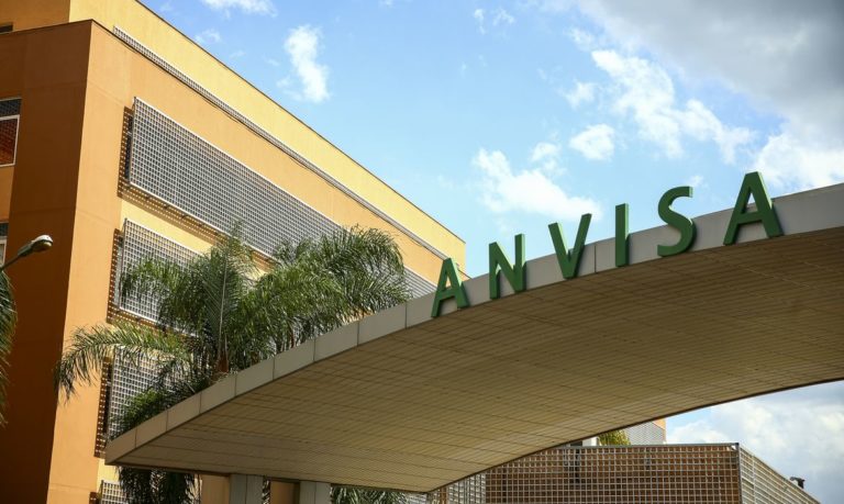 Anvisa alerta que 50 Ervas Emagrecedor está proibido no Brasil