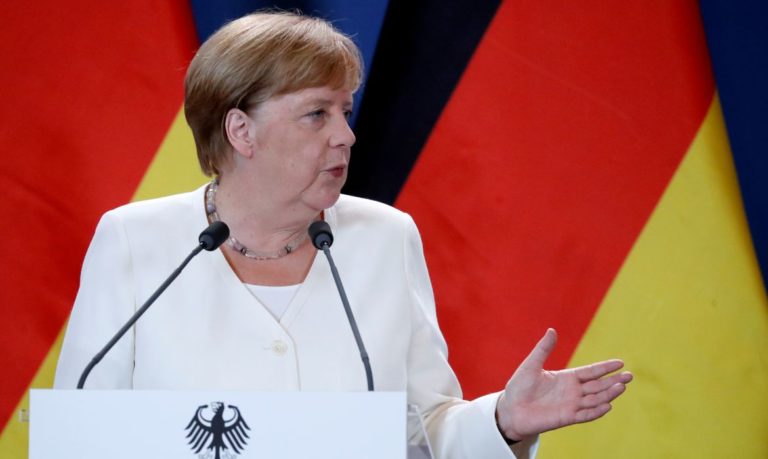 Símbolo da moderação, era Merkel se encerra com eleição apertada