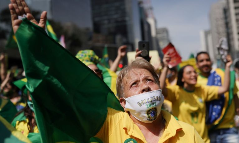 Presidente discursa em manifestação de apoiadores em SP