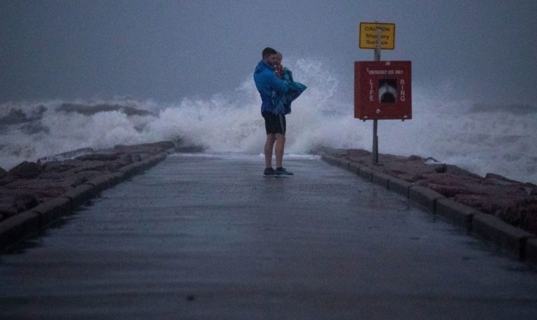 Nicholas vira tempestade e leva chuva forte ao Texas e à Louisiana