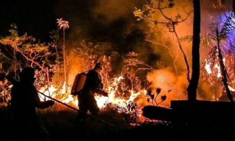 Incêndio que ilhou turistas já percorre 20 km na região dos Veadeiros