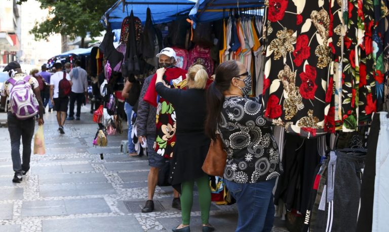 Consumidor está cauteloso na hora de gastar, diz pesquisa