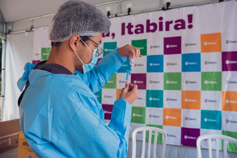 Vacina chega para pessoas de 18 anos em Itabira neste sábado