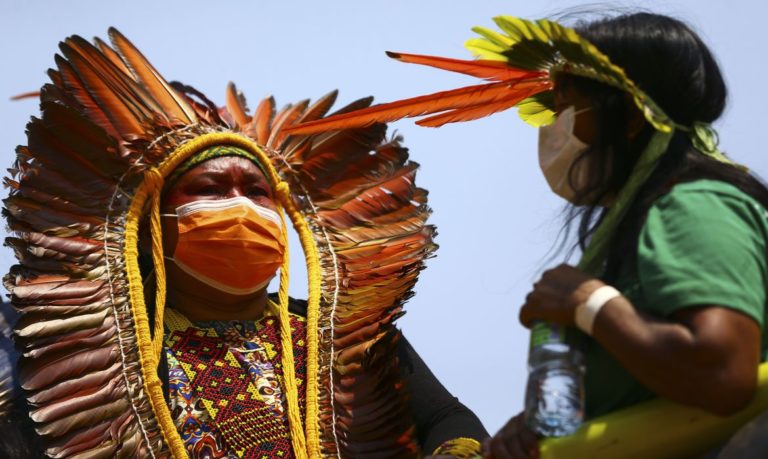 Indígenas marcham pelo centro de Brasília e fazem reivindicações