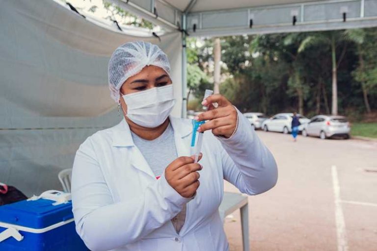 Secretaria de Saúde divulga calendário para 2° dose de Coronavac e dose de reforço