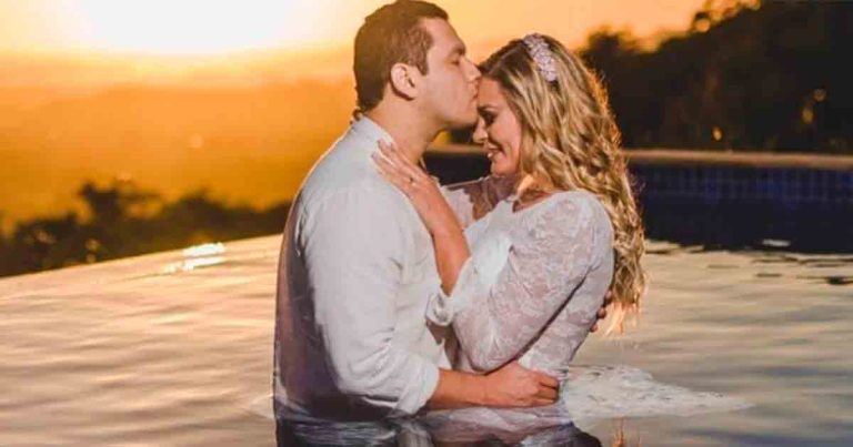 Andressa Urach e o marido voltam para a Universal e são batizados