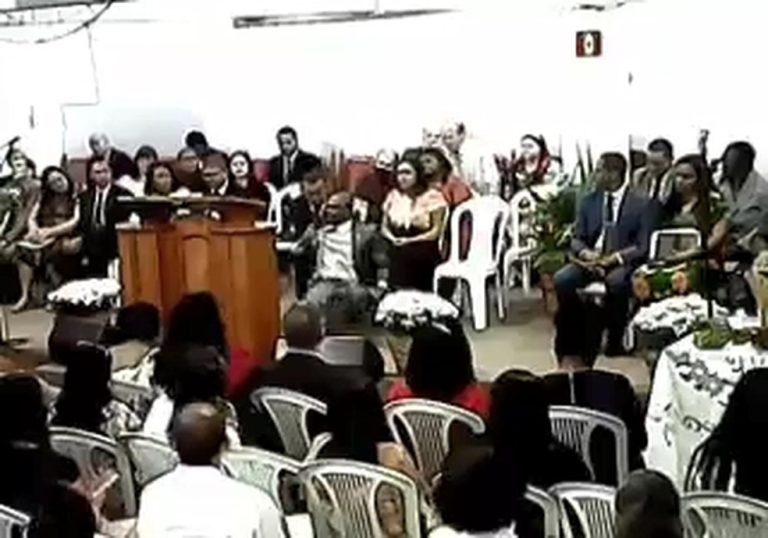 Pastor tem AVC em igreja ao cantar ‘não deixe um soldado ferido morrer’ e morre após 3 dias