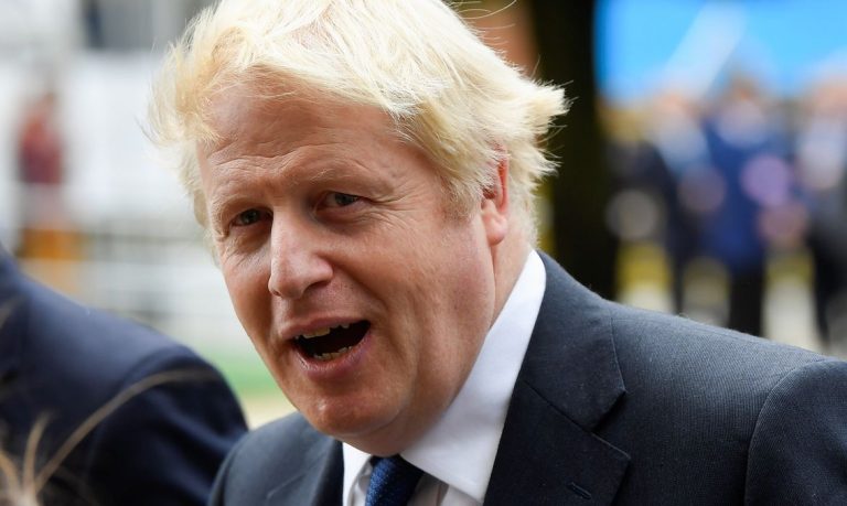 Reino Unido doa 20 milhões de vacinas a países em desenvolvimento Anúncio foi feito pelo primeiro-ministro Boris Johnson