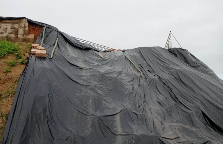 Vergonha: com menos de quinze dias de inauguração, Prefeitura adota medidas para conter e recuperar talude em Cemitério de Ipoema