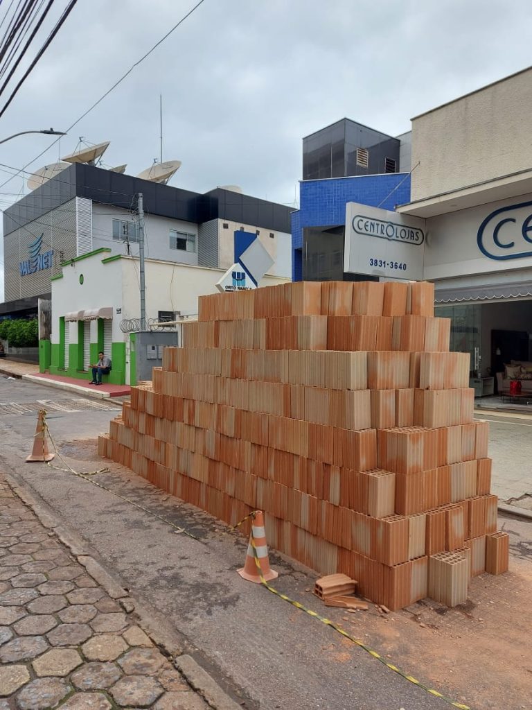 Prefeitura assume em nota oficial, o erro de tijolos meio da rua Água Santa, interditando o trânsito