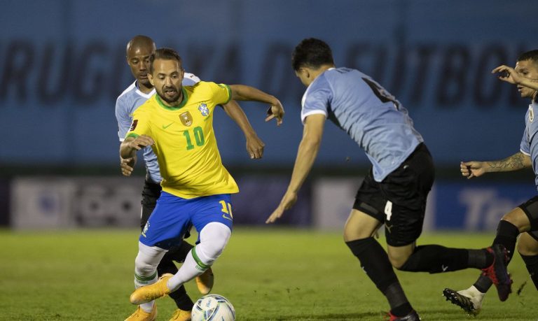 Seleção enfrenta Uruguai buscando virtual classificação para Copa