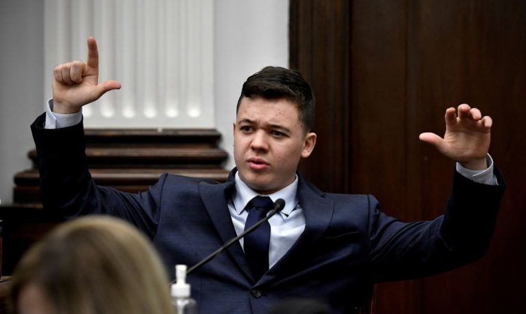 Júri dos EUA inocenta adolescente que matou a tiros duas pessoas