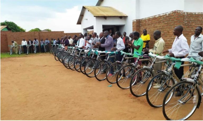 Pastores celebram chegada de bicicletas para pregar em aldeias distantes da África